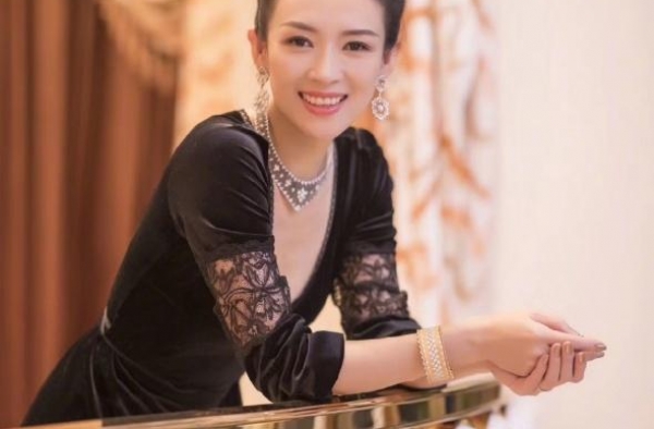辣妈章子怡真会穿！穿紧身裙身上没一点赘肉，网友：便宜汪峰了