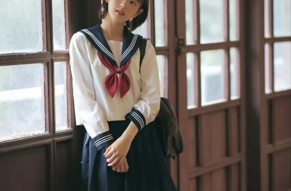 “美少女”钟恩淇校园写真：青春靓丽，甜美动人