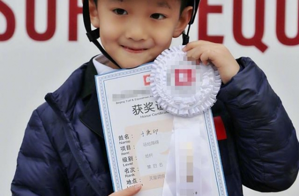 于谦二胎儿子罕曝光？大儿子曾半岁拜师郭德纲，网友：这是郭二宝
