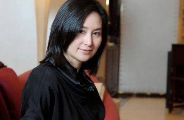 香港最美女首富何超琼，身价超赌王，恋上陈百强，但却无疾而终
