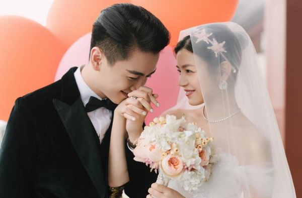 娱乐圈5对姐弟恋，每一对都超幸福，他们相差16岁还在热恋期