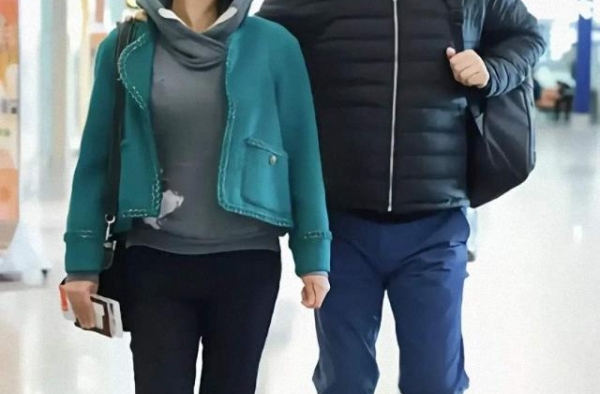 陈凯歌陈红合体走机场，老公手搭肩老婆秀恩爱，陈红穿卫衣好减龄