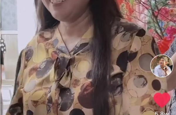 朱之文妻子难得高调！戴粉色生日帽穿儿媳送的礼物，侧颜撞脸巩俐