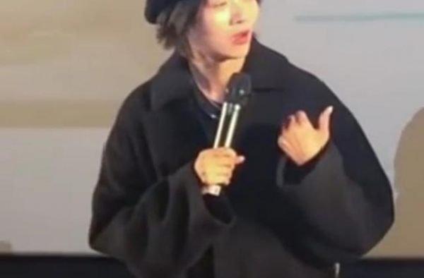 杨紫演技又被夸，齐溪现身新片点映会赞杨紫演技，杨紫这样回应