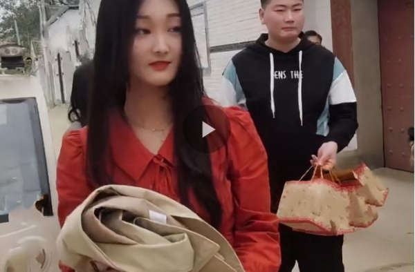 陈亚男为婆婆庆生，穿搭非常讲究显贵气，大衣嫂与儿媳同框超幸福