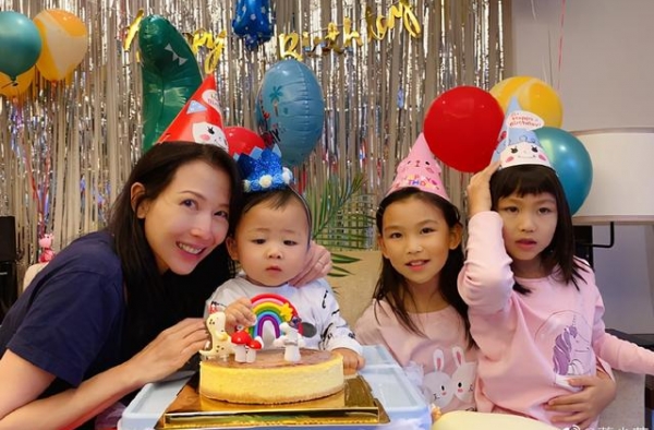 蔡少芬儿子1岁了，发文称张晋很幸福：家中不止他一个男人了