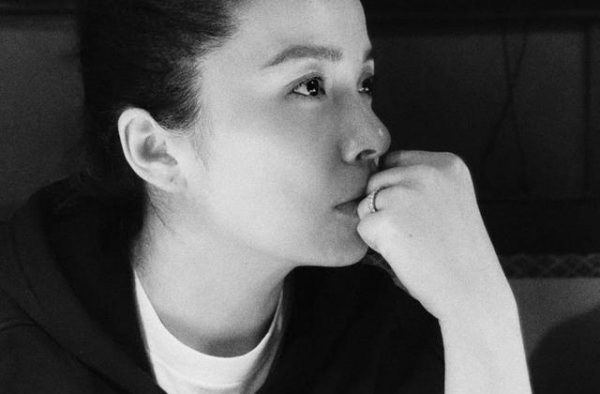 靳东老婆李佳晒美照，鼻梁高挺气质优越，秀无名指钻戒太甜蜜