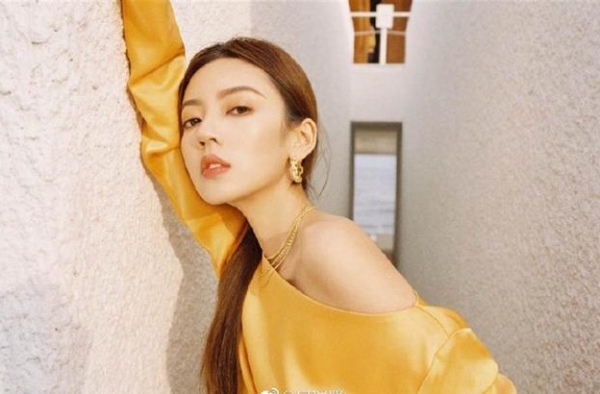 168cm女星曝光金黄丝绸裙写真， 腰间丝带绑出纤细身材
