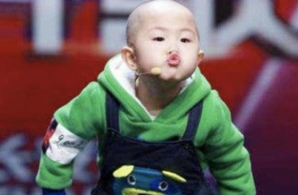 5岁上春晚的萌娃，年入百万养活一家，如今父母却坦言：太后悔