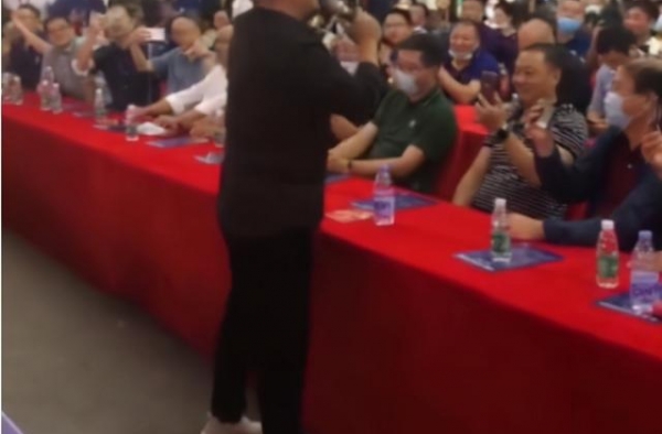 57岁谢东商演显落魄，身材发福会场太简陋，传闻亲爹是侯宝林？