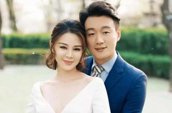 堪称最强“师生恋”，老师8年生3孩子，41岁老师魅力不减当年