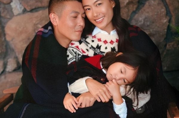 陈冠希晒一家三口却至今不婚，秦舒培22岁嫁华谊总裁，她不简单