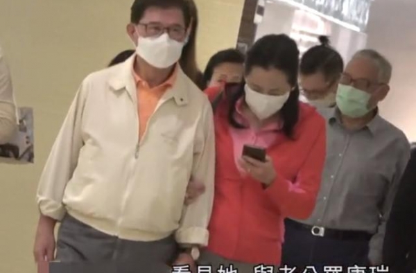 最美港姐朱玲玲近况曝光！与富豪老公甜蜜约会，逃出霍家她才幸福