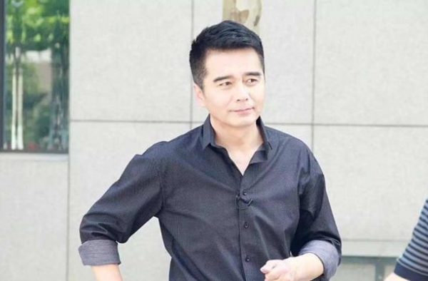 “胜天半子”许亚军：四婚三离，妻子全是美女，连何晴都沉沦其中