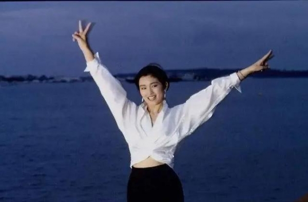 出道32年，背了多年“中国最硬小三”标签，巩俐终逆势称“皇”