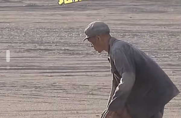 张译暴瘦20斤！在片场蹒跚捡瓶子？引张艺谋大怒，严查工作人员