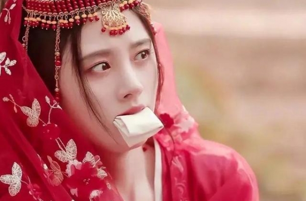 鞠婧祎绑架戏份被嘲不敬业，嘴里像含了块豆腐，铁刘海躺着也不歪