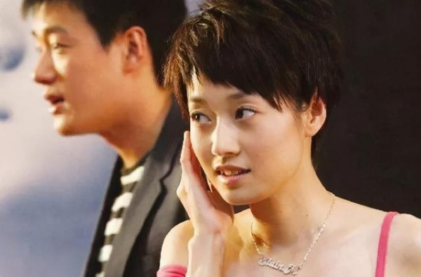 马伊琍下班照被疯传，看清她生图下的身材，“妈妈胯”太真实了