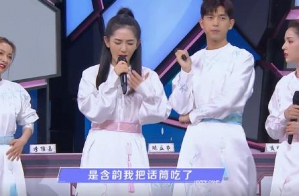 何老师主持出现嘴瓢时，谢娜手指着说卧底，蹲下时小细节暴露身孕