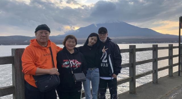 潘玮柏娇妻宣云婚后晒美照，一双“筷子腿”抢镜，潘玮柏点赞表白