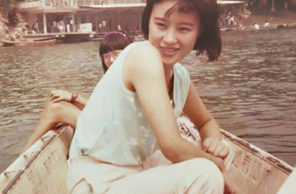 她为治情伤远赴美国，生活窘迫沦为保姆，靠一部戏冲进好莱坞