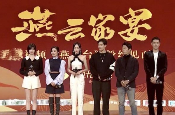 佘诗曼强抱谭凯，气势如虹，观众惊叫：好般配的一对呀！