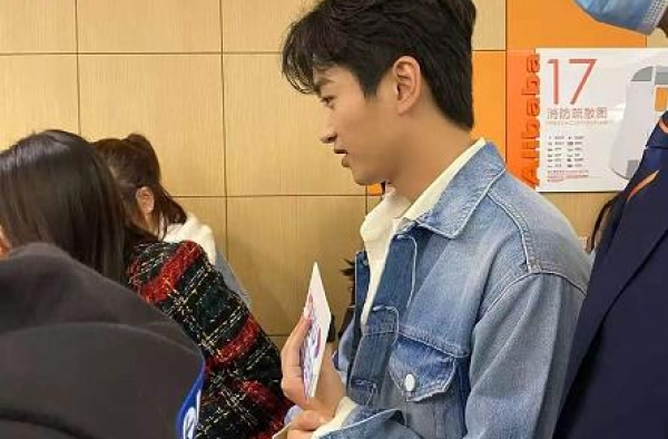 陈晓久违露面超帅气！穿休闲装没胡子后年轻10岁，真羡慕陈妍希