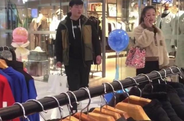 大衣哥儿媳背1万8包逛街，走路生风好自信，老公提包被指像保镖