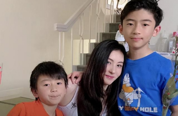 基因强大！张柏芝晒小儿子学中文视频，侧颜是谢霆锋本人吧