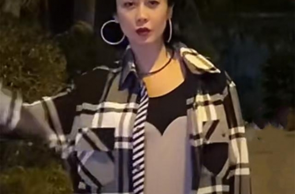 周星驰前任孙佳君近照，46岁仍娇媚，曾斥资近一亿无贷款买豪宅