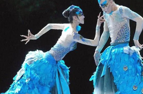 杨丽萍10年不摘帽子，本以为是装饰，摘下帽子时令人感慨颇多