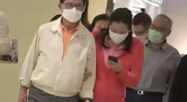 朱玲玲逛街被拍，62岁还穿粉色衣服装嫩，挎着老公好恩爱