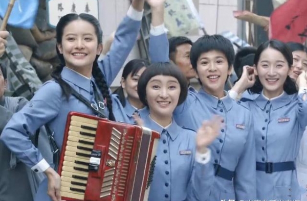做了四张对比图：看《亮剑3》武器和人物，与历史照片差距多大？