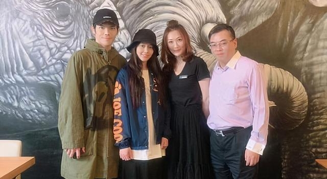 郭碧婷在婆婆送的豪宅里拍照，似怕冷坐超厚垫子，紧挨老公超甜蜜