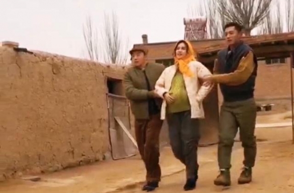 郑恺跑男路透图曝光，扶孕妇baby太熟练，网友：没少扶苗苗