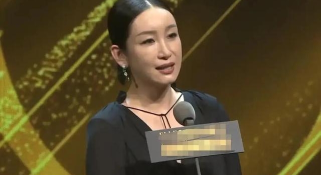 红毯修罗场：范冰冰脸色惨白色差大，金晨身材干瘪撑不起礼服