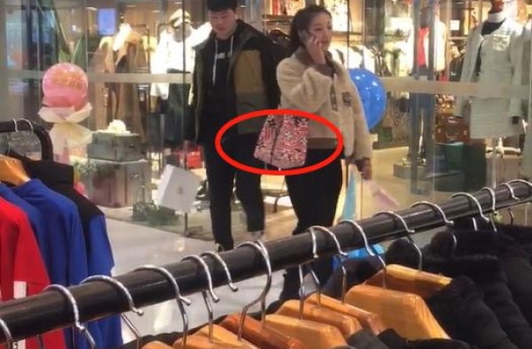 大衣哥的＂土豪＂儿媳妇，背万元包包回农村，开豪车替婆婆收棉花