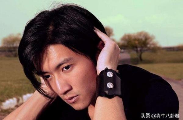 谢霆锋低调晒近照，40岁魅力四射，至今出道24年帅过小鲜肉