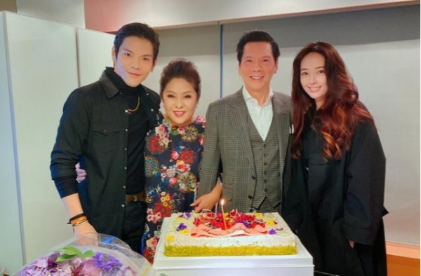 有钱真好！向太官宣向佐郭碧婷450平北京豪宅，网友：会迷路吧