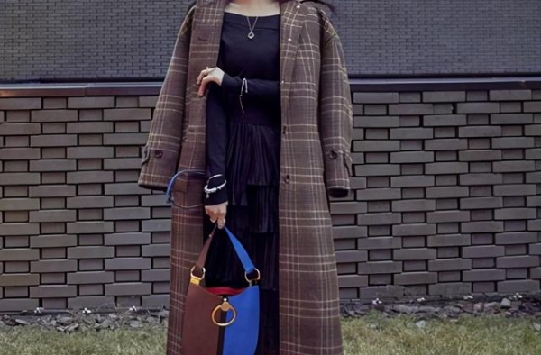 关晓彤大胆挑战男人装！红发红衣加粉底妆变太妹，真的难以撑起来