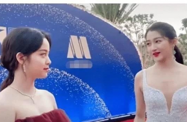 关晓彤把欧阳娜娜挤出红毯，谁注意到娜娜的反应素质是装不出来