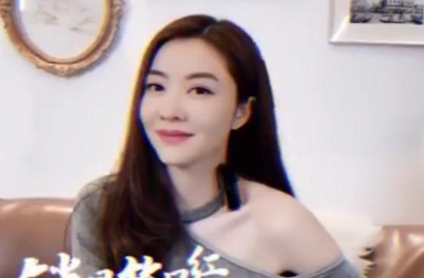40岁熊黛林秀性感身材，锁骨放口红展示巴掌腰，被夸状态像20