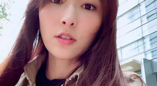 阔太生活依旧？吴佩慈晒照带女儿看特展，长女真容曝光被嘲似路人