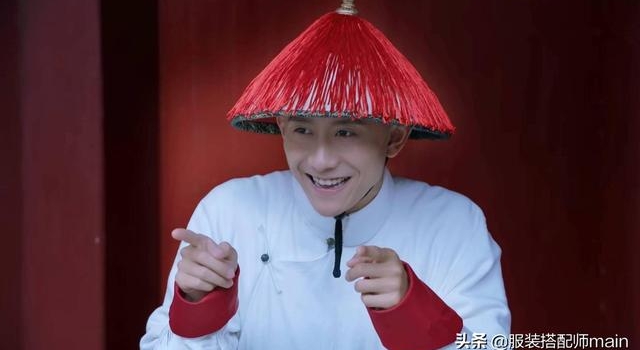 张一山新剧路透，穿深色大衣成熟稳重，同框大2岁李沁更像哥哥