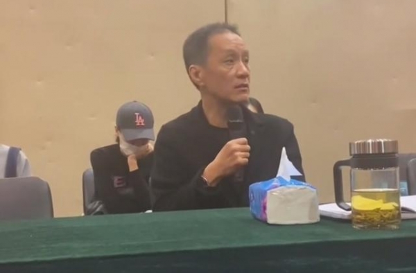 冯远征近照暴瘦眼窝深陷，当副院长后会上发言，参会演员却大笑？