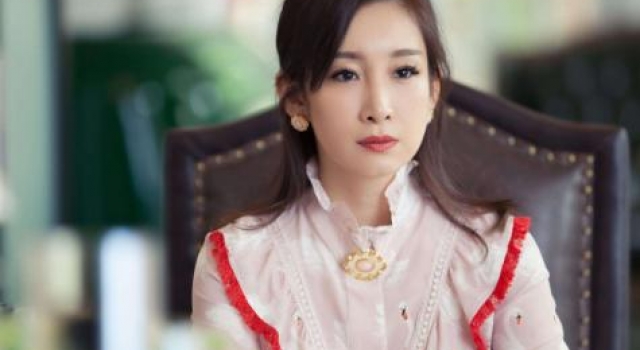 22岁夺影后片酬上亿，嫁给大7岁丈夫，儿子始终不愿喊她一声妈