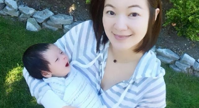 阿雅的活佛老公，终于露真容了，女儿都六岁了，三人享受天伦时光