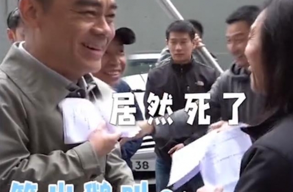 刘德华片场整蛊刘青云，用手当武器抵住对方脖子，行为幼稚似小孩