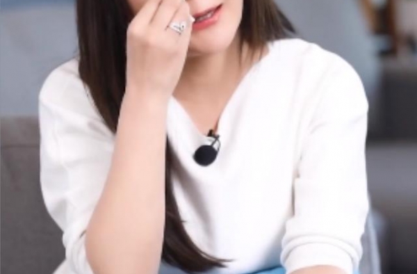 名嘴王小骞谈起女儿泪崩，哭诉家庭事业两难全，离职央视后更辛苦