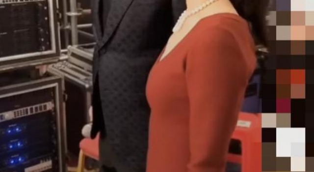 付笛声等待商演不耐烦 妻子任静一条红裙反复利用